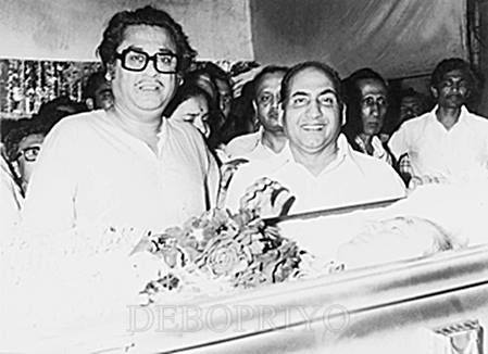 Kishore Kumar and Mohd Rafi at Mukesh's Funeral