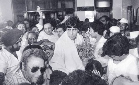 Kalyanji with others in Amitabh Bachchan's relieving from hospital