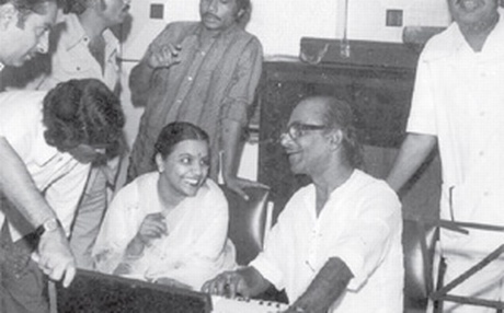 Hemanta Shukla discussing with Salil Chowdhury & others in the recording studio