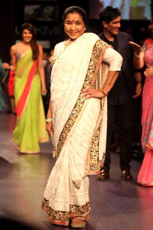 Asha Bhosale in the fashion show