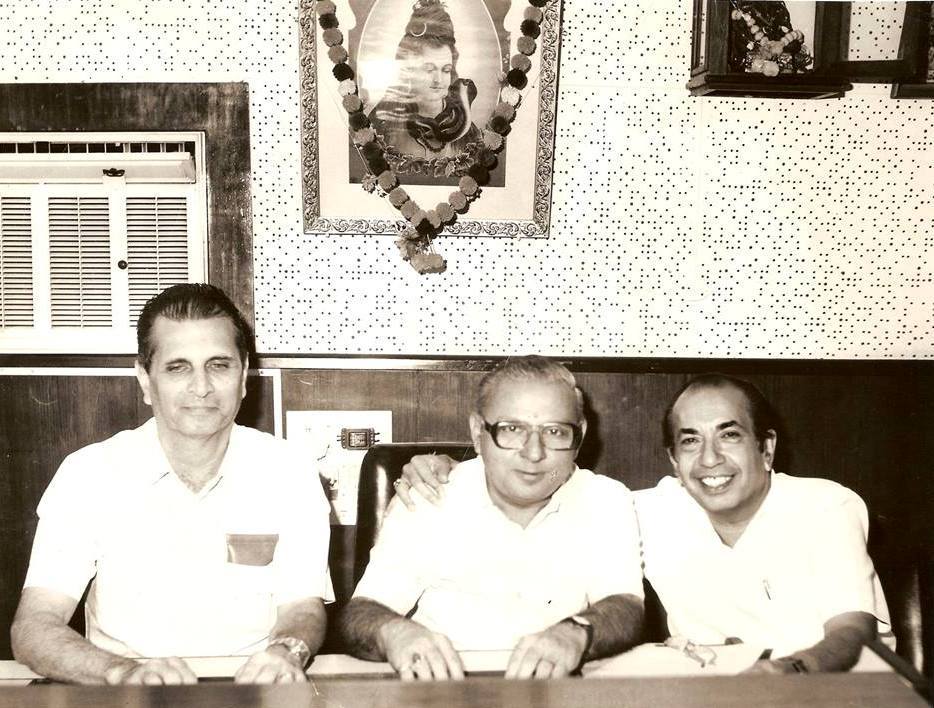 Mahendra Kapoor with others