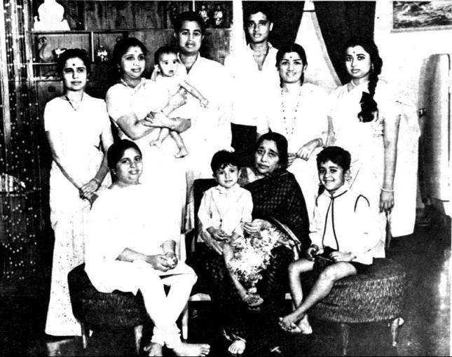 Lata with Asha, Usha Mangeshkar & family