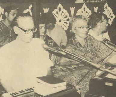 Hemant Kumar with others in an concert