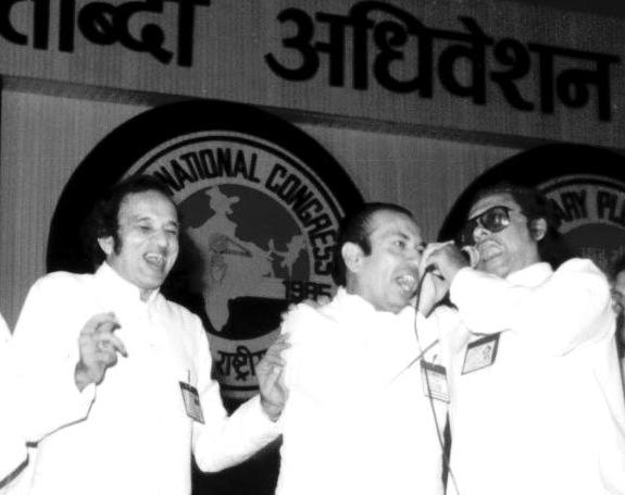 Kishorekumar singing with Mahendrakapoor in a stage show