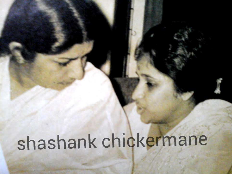 Lata discussing with Asha Bhosale