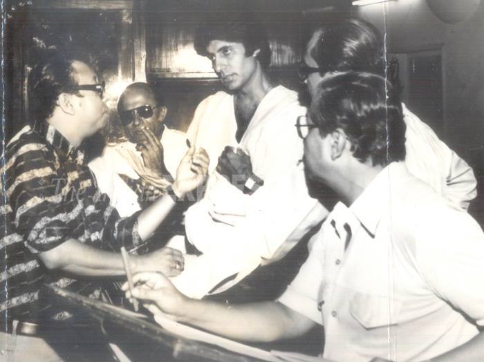 RD Burman discussing with Amitabh Bachchan & others in the recording studio