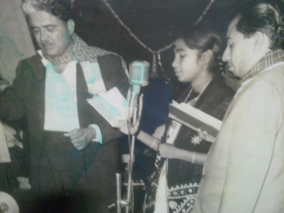 Mahendra Kapoor singing with Poornima & C Ramchandra in a stage show