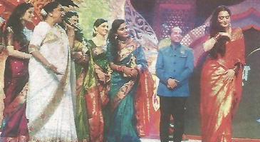 Asha singing in a concert with Rekha & others in the stage show