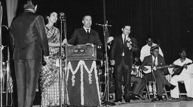 Mukesh & Nutan singing in a concert along with Laxmikant Pyarelal