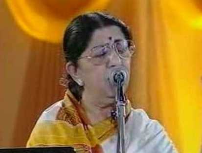 Lata Mangeshkar singing in a concert