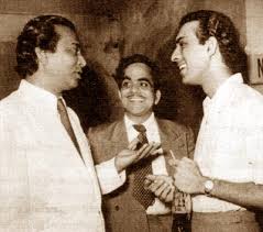 Talat Mohd discussing with Naushad & Manmohan Krishna
