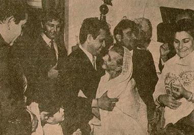 Jaikishan with his mother, Rajkapoor, Krishna Kapoor, Prem Chopra, Rajendranath in a party