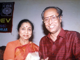 Asha Bhosale with Mukherjee