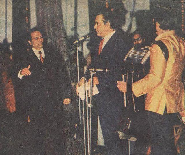 Mukesh singing in a concert with Shankar Jaikishan