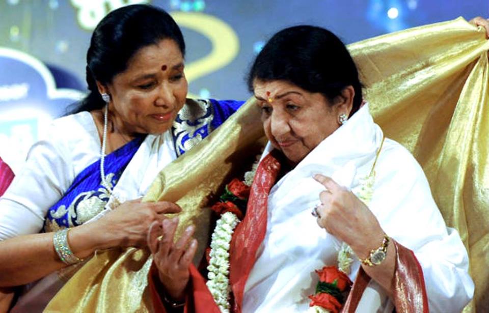 Lata was felicitated in the hands of Asha Bhosale in the function