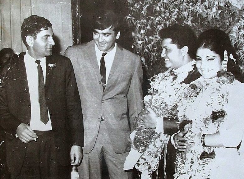 Anand Bakshi with Sunil Dutt in Laxmikant's wedding ceremony