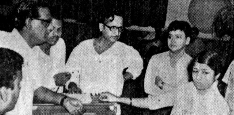Hemant Kumar with Lata, Bappi Lahiri & others in the recording studio