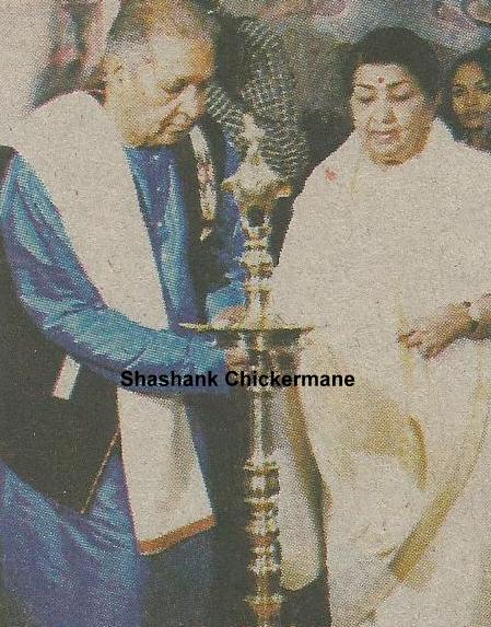 Lata with Hariprasad Chaurasia litting diva in a function