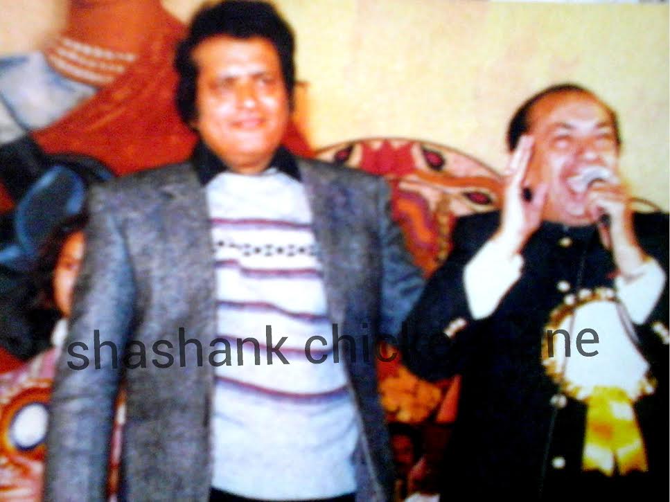 Mahendra Kapoor singing in a stage show with Manoj Kumar