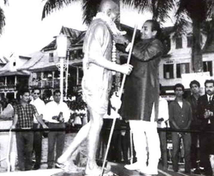 Mohd Rafi garlands Mahatma Gandhi Statue