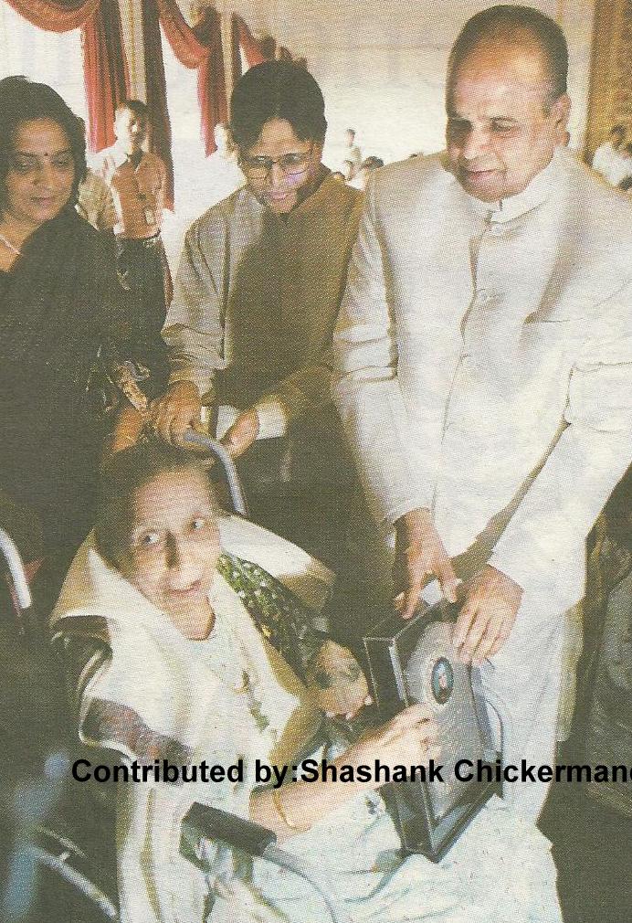 Shamshed Begum got Dadasaheb Award from the Governor 