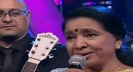 Asha Bhosale in the Awards function