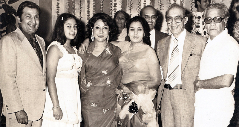 Talat Mohd with Mala Sinha, Nimmi and others