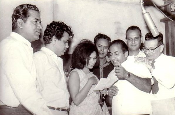 Mohdrafi records a song with Sharmila Tagore with Shakti Samanta, Jaikishan, Hasrat Jaipuri, recordist Minoo Kartik and others in the recording studio