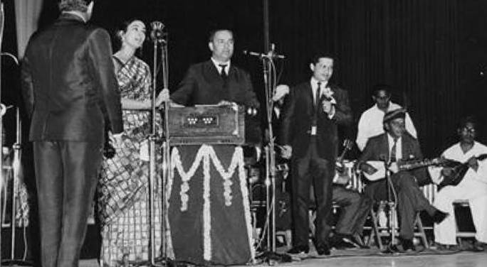 Mukesh singing with Nutan in the concert with Laxmikant Pyarelal