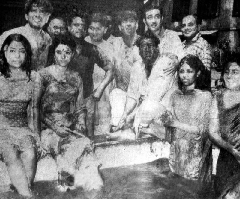 Raj Kapoor enjoying Holi with Jaikishan, Shashi Kapoor, Babita, Rishi, Randhir & others