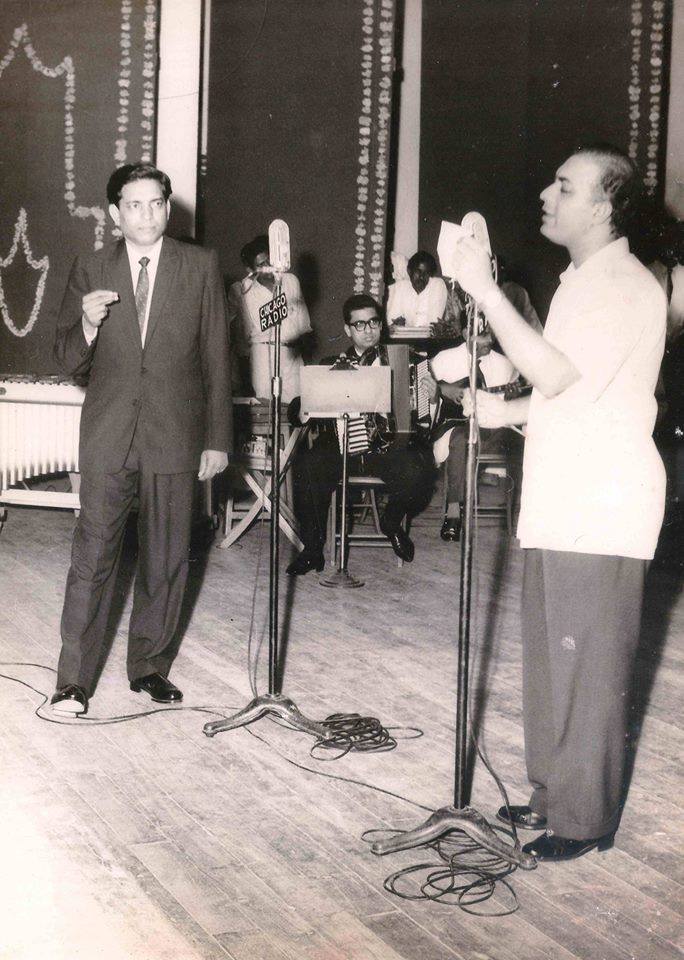 Talat Mohammad singing in a concert with Ravi