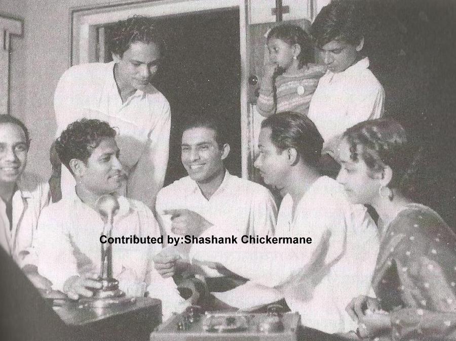 Talat Mohd with Geeta Dutt, Hasrat Jaipuri, Kanu Roy & others in the recording studio