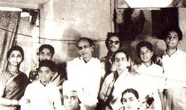 Geetadutt with Gurudutt & their entire family