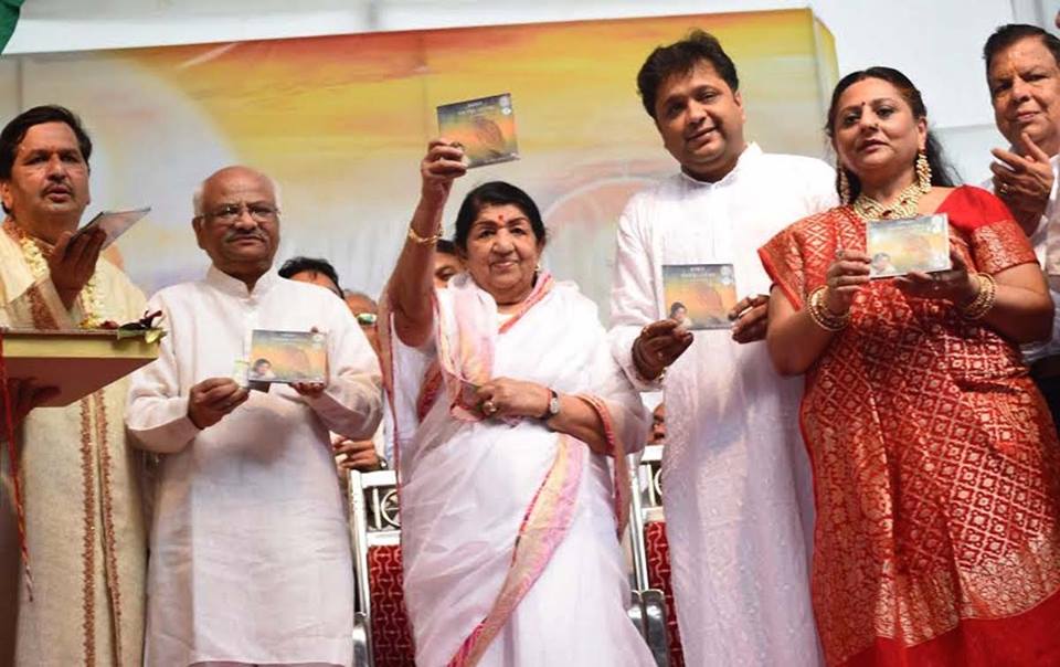 Lata Mangeshkar releases a CD with others in the function