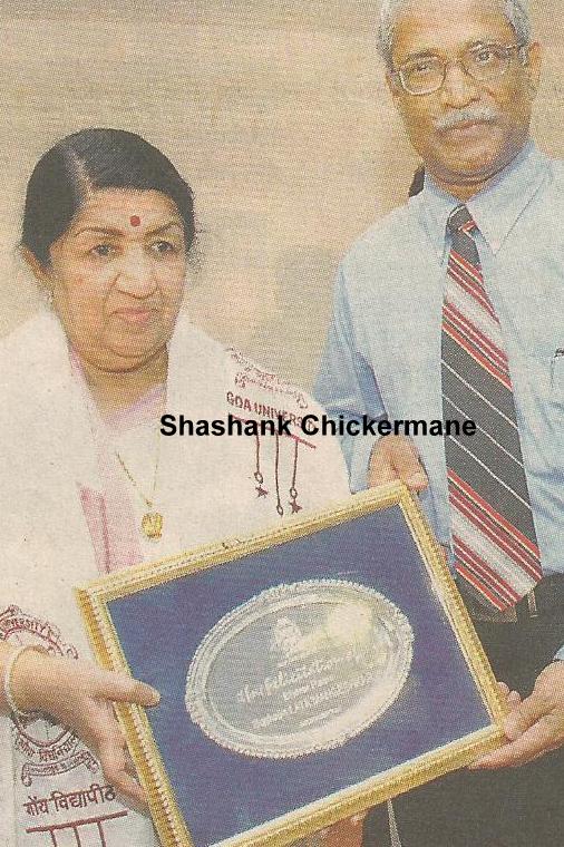 Lata Mangeshkar received award