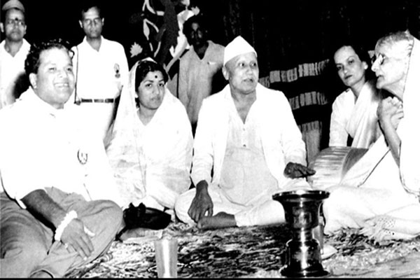 Lata with Vasantdesai & others