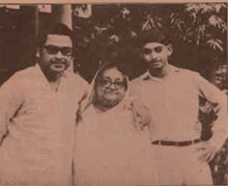 kishore da with his proud Mother and son Amit kumar