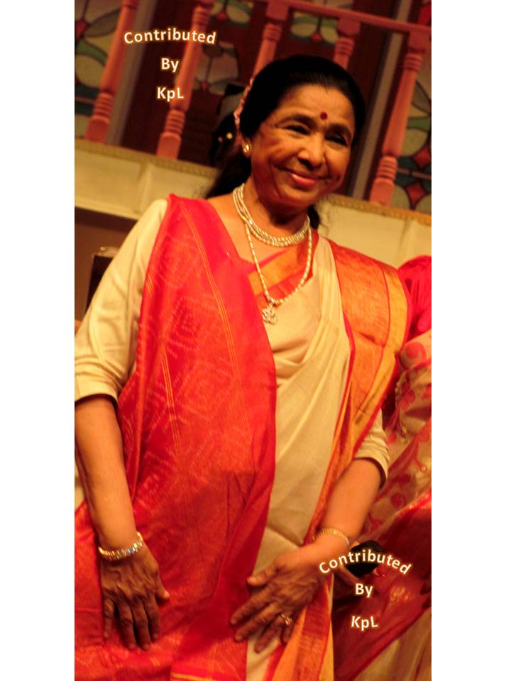 Asha Bhosle in Bengali Dress at Kolkata [2010]