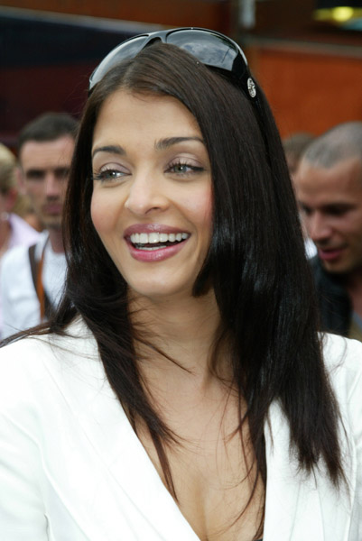 Aishwarya Rai poses in the _Village_, the VIP area of the 2007 French Open at Roland Garros arena in Paris, France on June 5, 2007 - 28