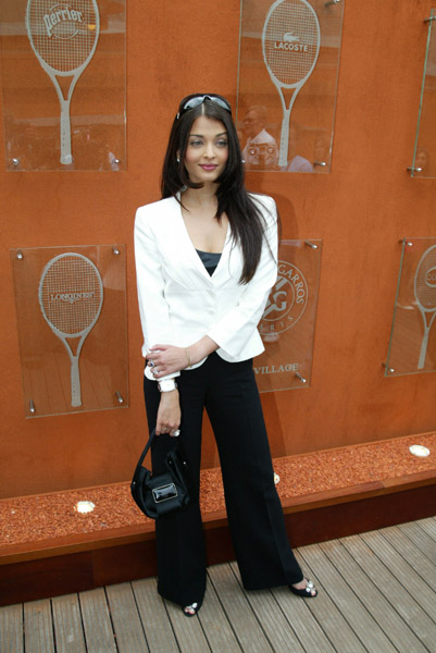 Aishwarya Rai poses in the _Village_, the VIP area of the 2007 French Open at Roland Garros arena in Paris, France on June 5, 2007 - 12