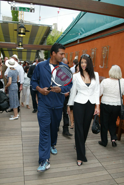 Aishwarya Rai poses in the _Village_, the VIP area of the 2007 French Open at Roland Garros arena in Paris, France on June 5, 2007 - 29