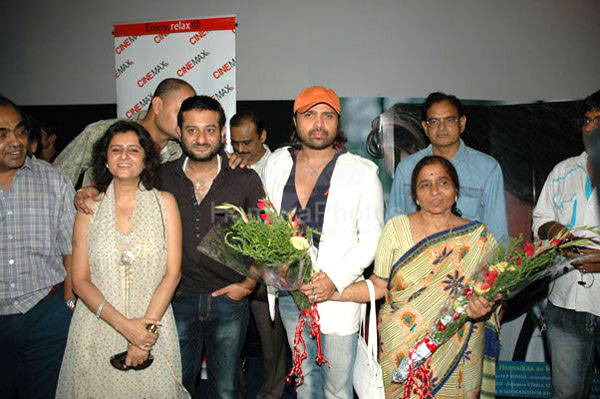 Himesh-Reshammiya-with-his-mother-and-fans---2