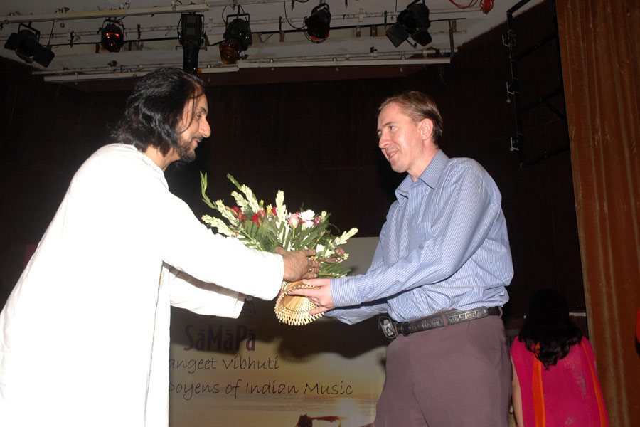 Pt. Bhajan Sopori facilitating Mr. Severyn Kharchuk with flowers