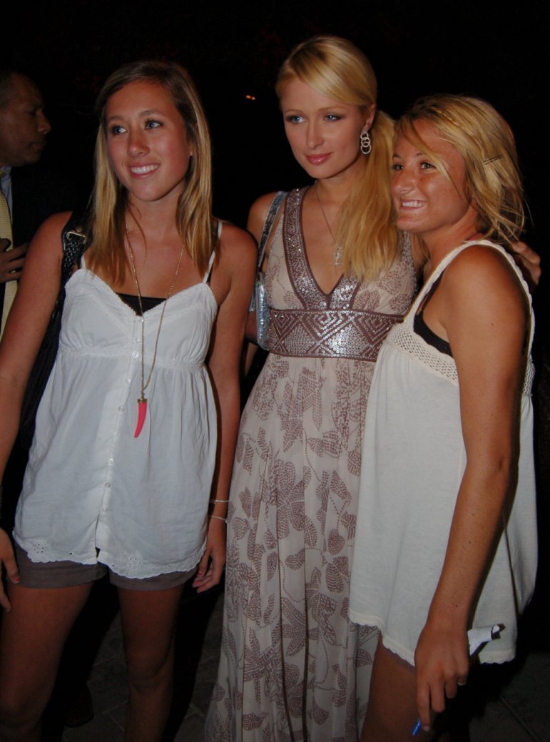 Paris Hilton - Looking Nice with Friends-1