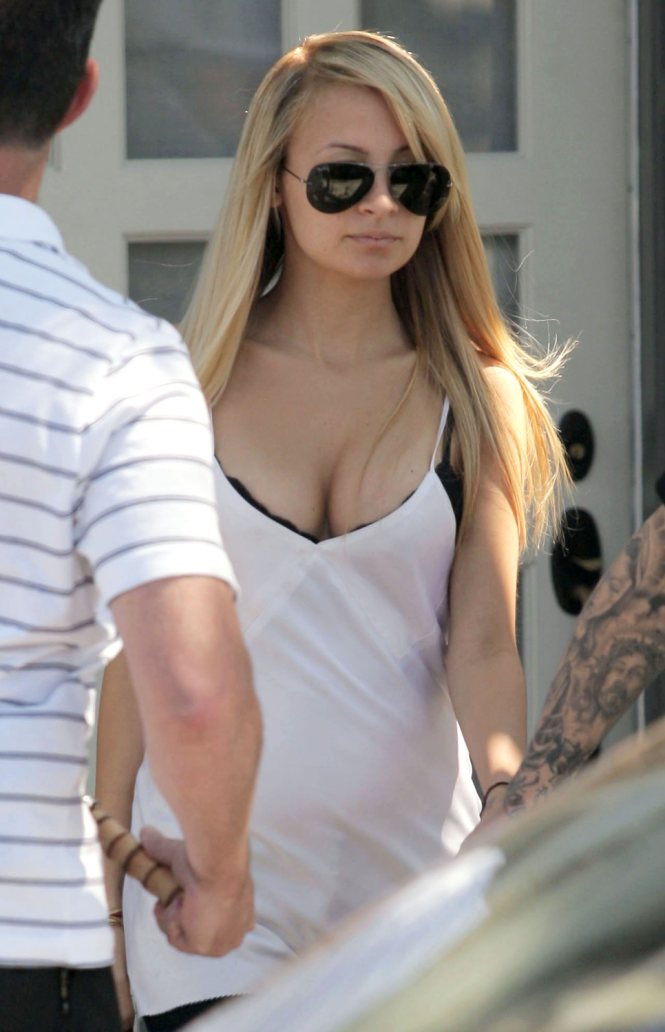 Nicole Richie shows her bigger breast -3