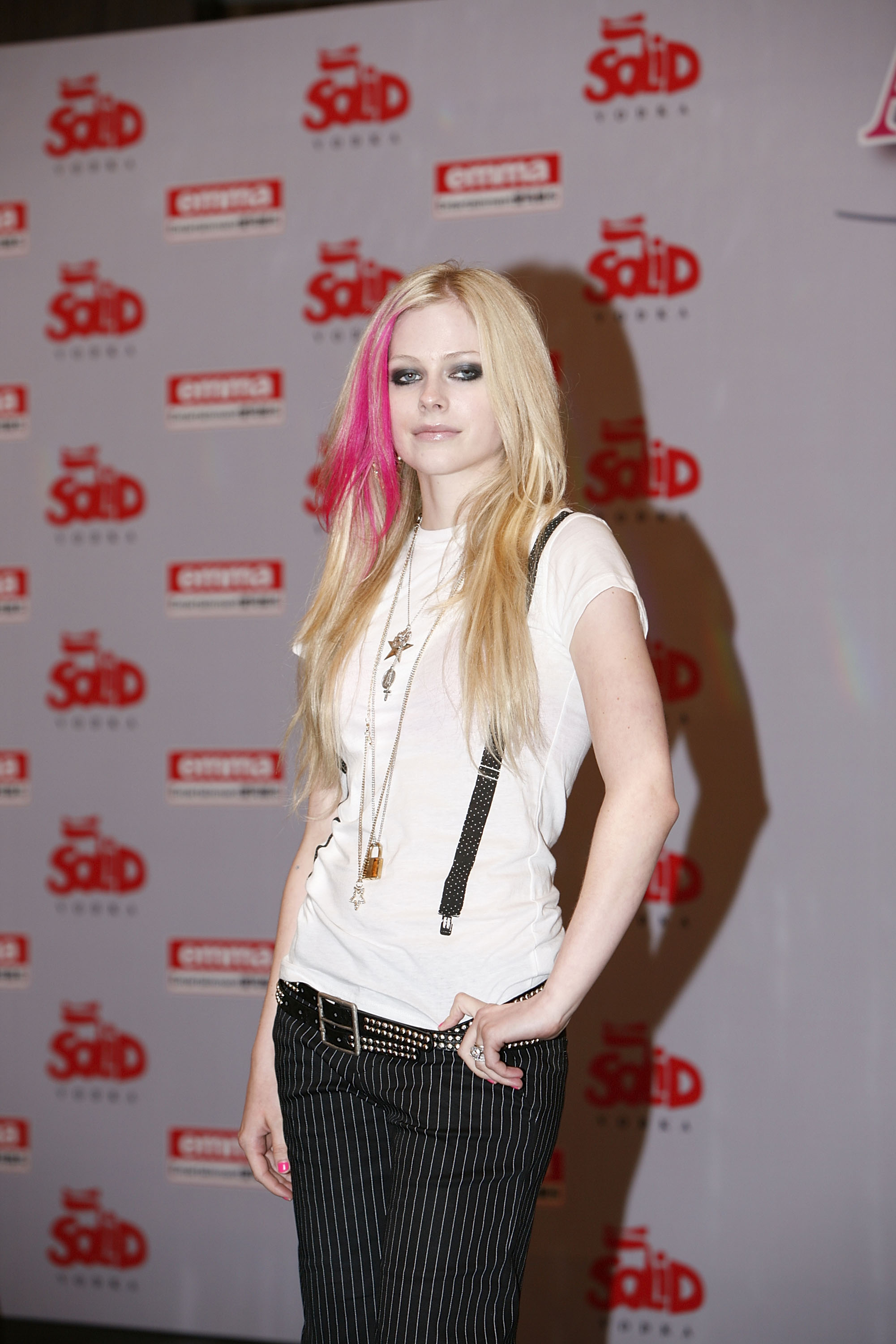 Avril Lavigne in a photo session during a press conference in Shanghai-8