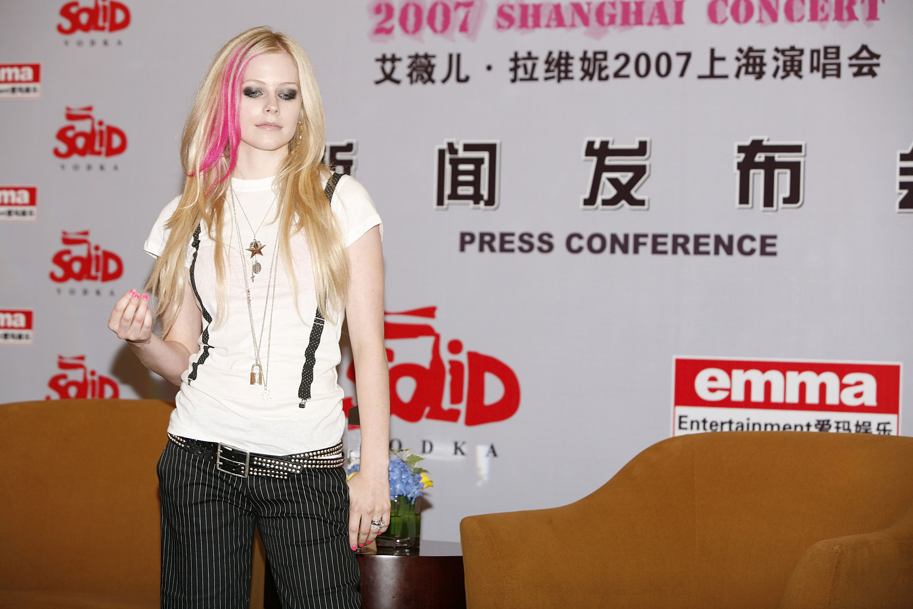 Avril Lavigne in a photo session during a press conference in Shanghai-10