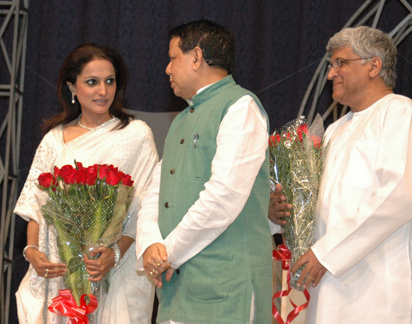 Durga Jasraj with Chief Guest- Mr. Priyaranjandas Munshi (Minister of Information and Broadcasting)