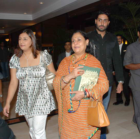 Abhishek Bachchan paints for Khushi at the Hlton Hotel - Jaya Bachchan, Abhishek Bachchan - 27