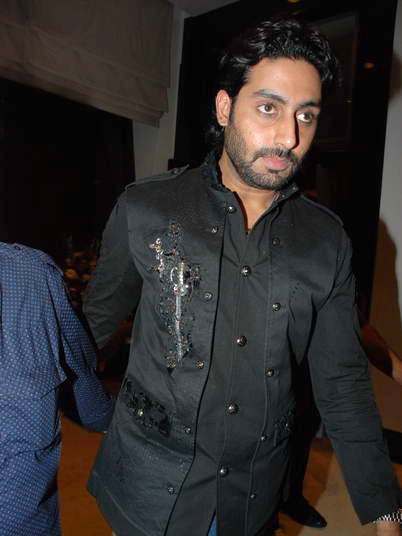 Abhishek Bachchan paints for Khushi at the Hlton Hotel - Abhishek Bachchan - 26